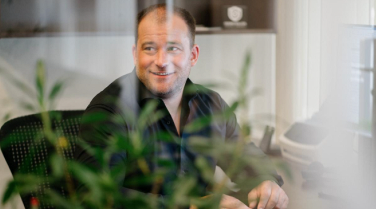 Georg Soller betreut viele Unternehmen mit 4-stelligen Mitarbeiterzahlen in Sachen