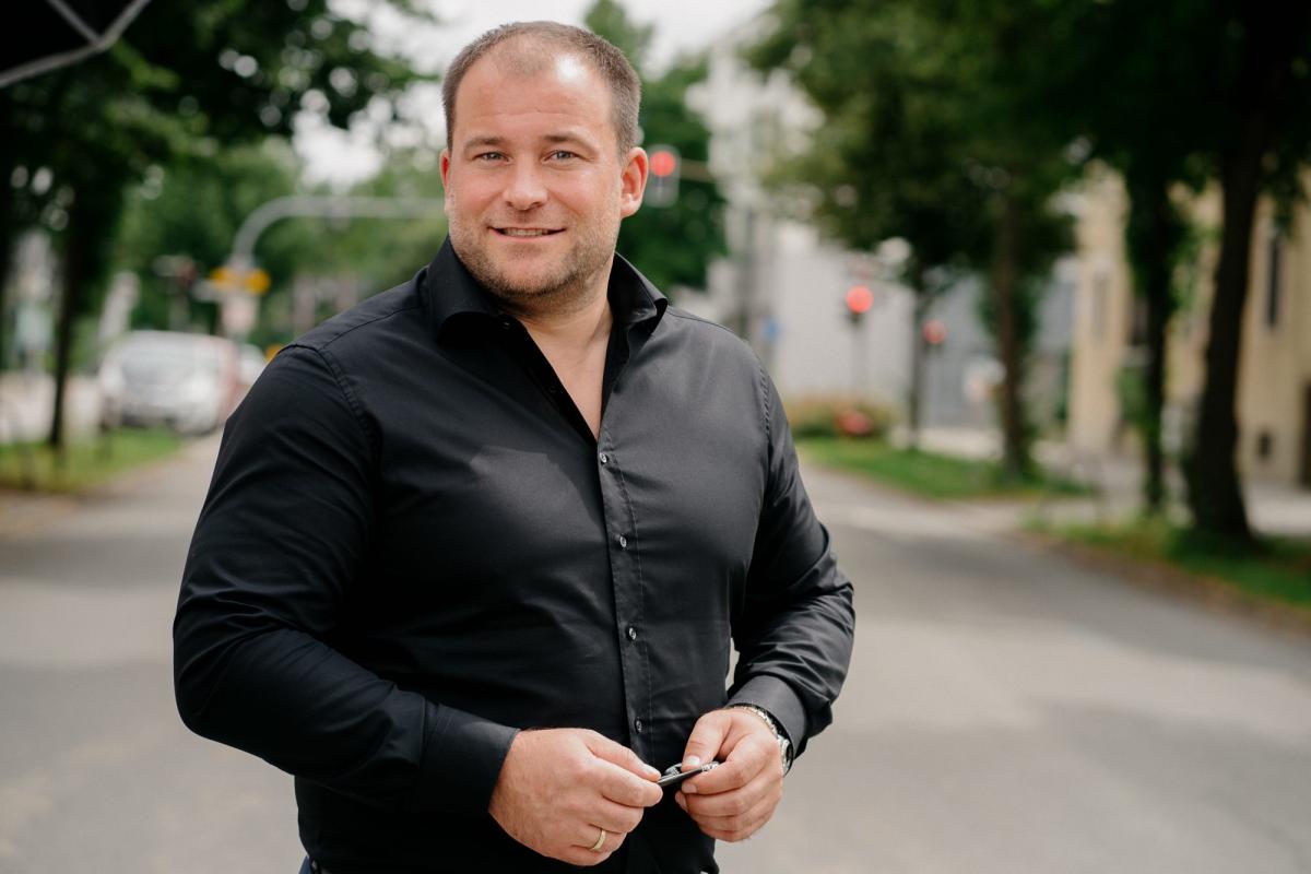 Mann in schwarzem Hemd mit Blick auf psychische Erkrankungen und Fehlzeiten.