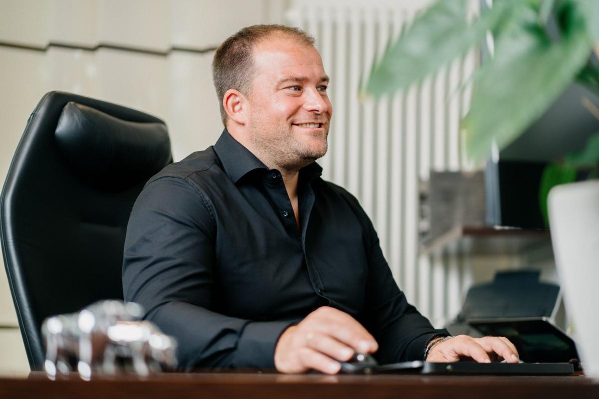 Mitarbeiter am Schreibtisch mit betrieblicher Krankenversicherung.