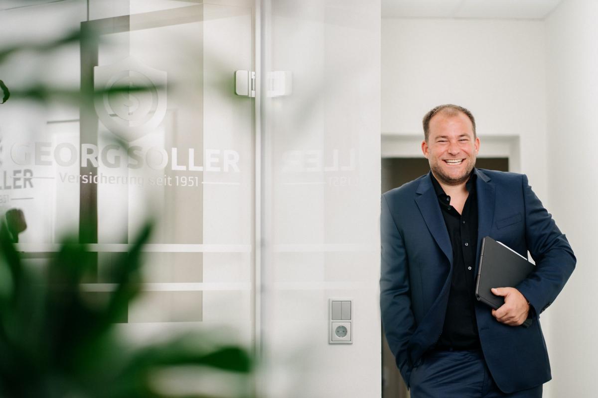 Georg Soller steht mit einem Ordner bereit für das Beratungsgespräch über Zahnersatz ab 2027.
