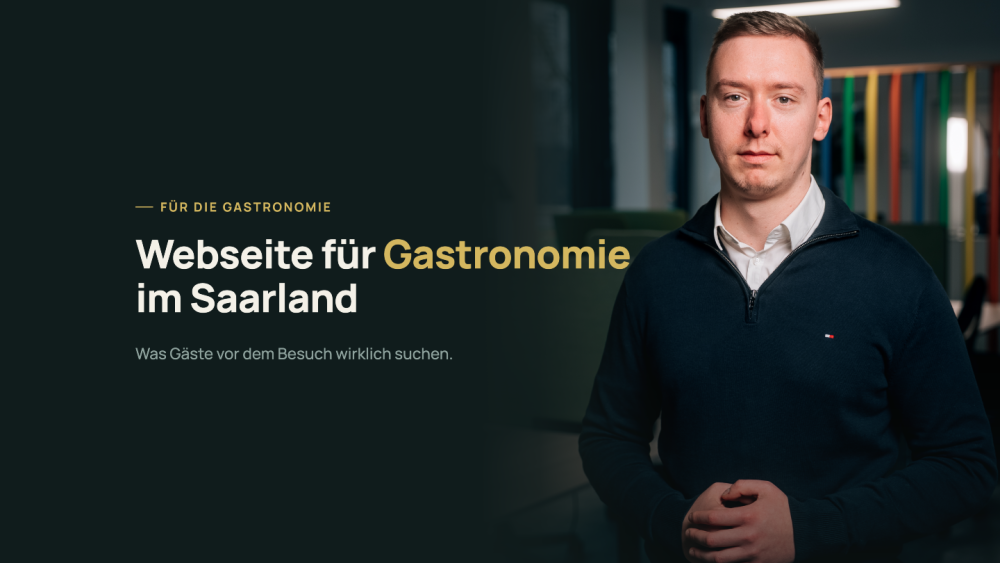 Beratender Mann präsentiert eine Webseite für Gastronomie im Saarland.