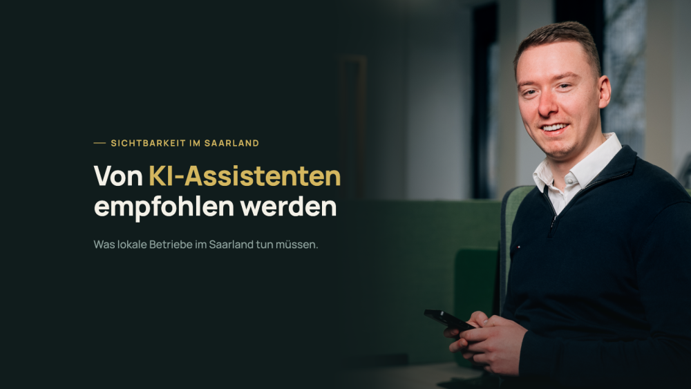 Mann mit Smartphone, der über Sichtbarkeit im Saarland von KI-Assistenten spricht.