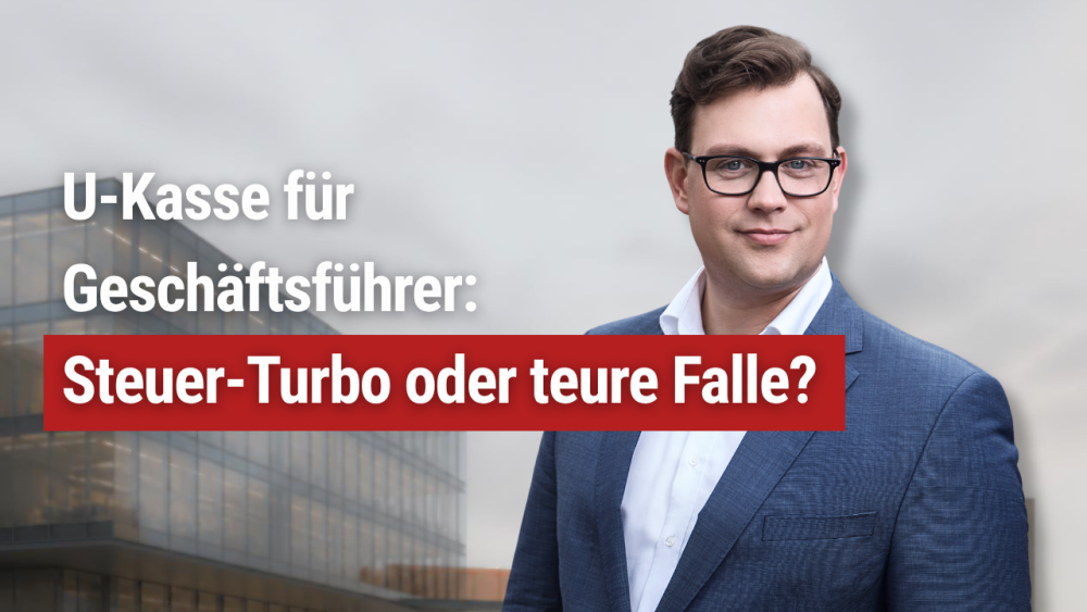 Mann im Anzug vor einem modernen Gebäude, Thema U-Kasse für Geschäftsführer.