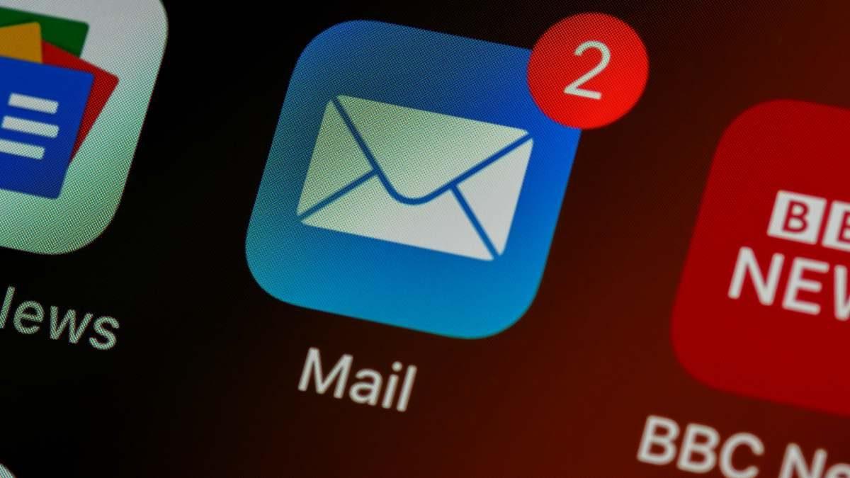 Mail-Icon auf einem Smartphone zeigt Benachrichtigung für Newsletter Software.
