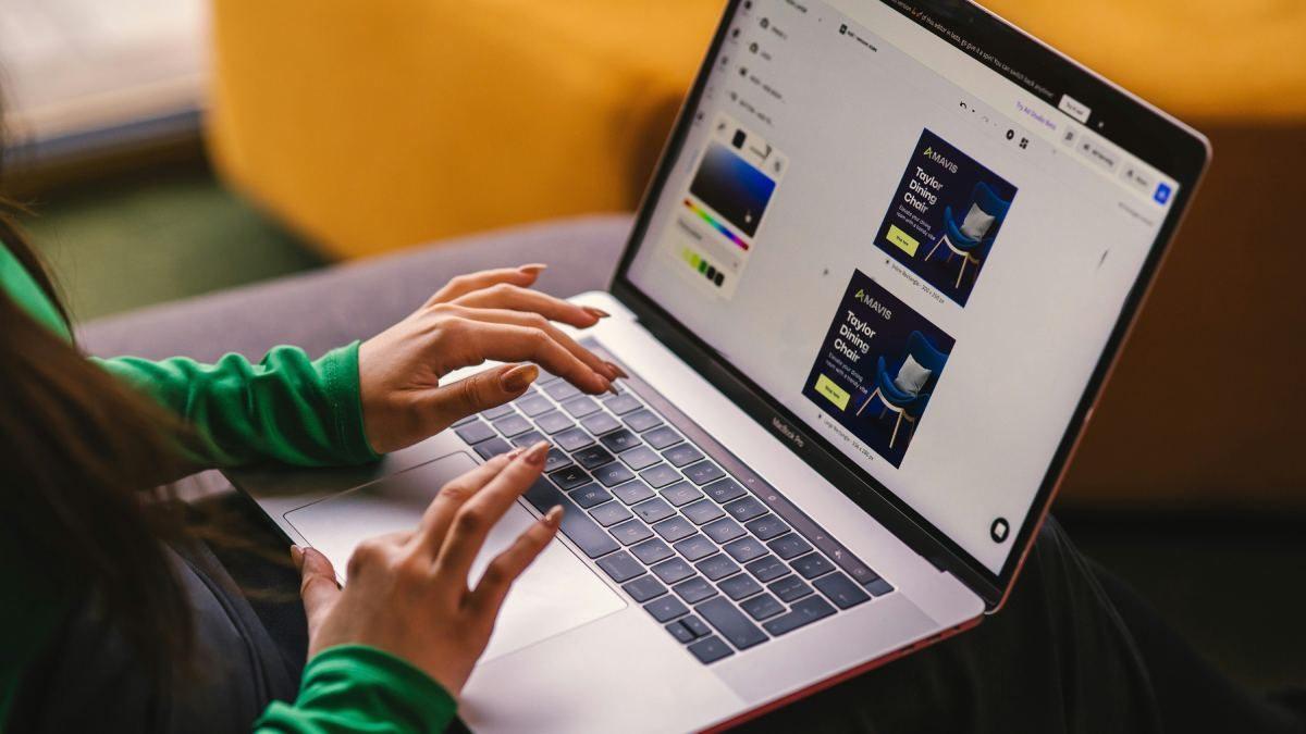 Nutzer arbeitet an einem Laptop und gestaltet Digital Branding.