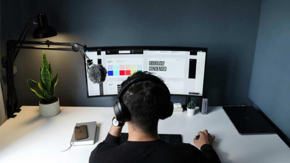 Arbeitstisch mit Computer und Pflanze, ideal für Digital Branding.