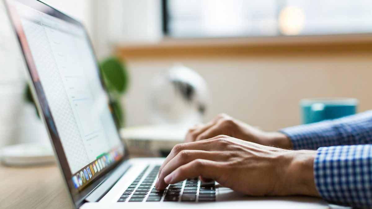 Eine Person tippt an einem Laptop, während sie einen B2B Webshop erstellen.