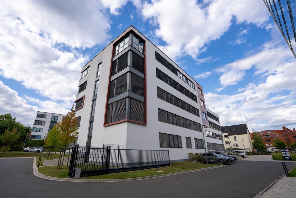 Moderner Bau mit großen Fenstern und Freiparkplatz, der schlechte Immobilien-Leads symbolisiert.