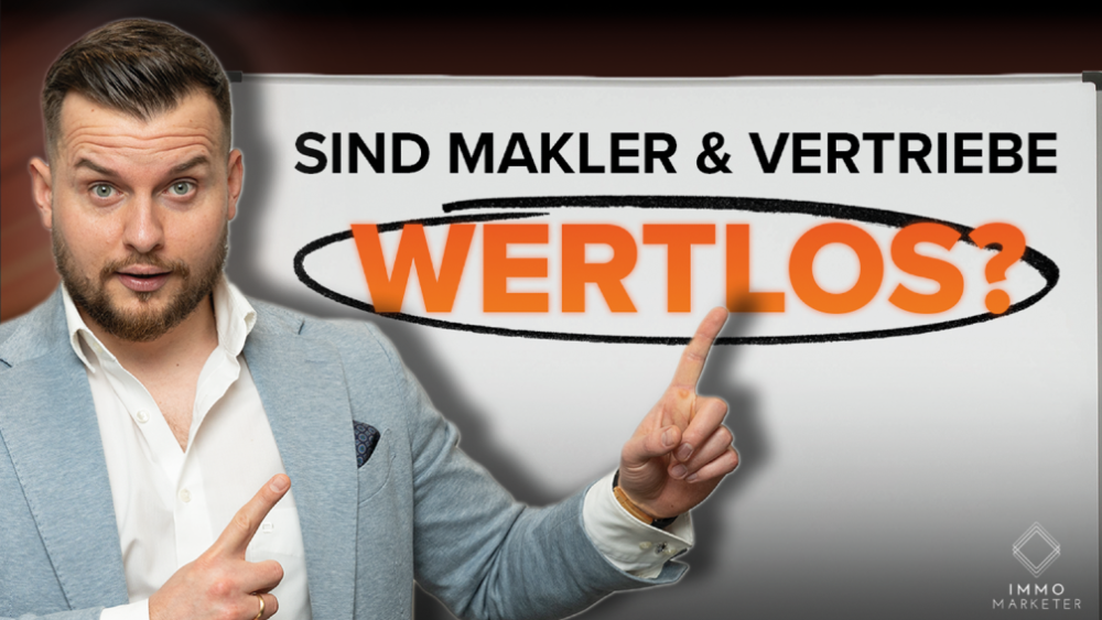 Ein Mann zeigt auf die Frage, ob Makler und Vertriebe wertlos sind.
