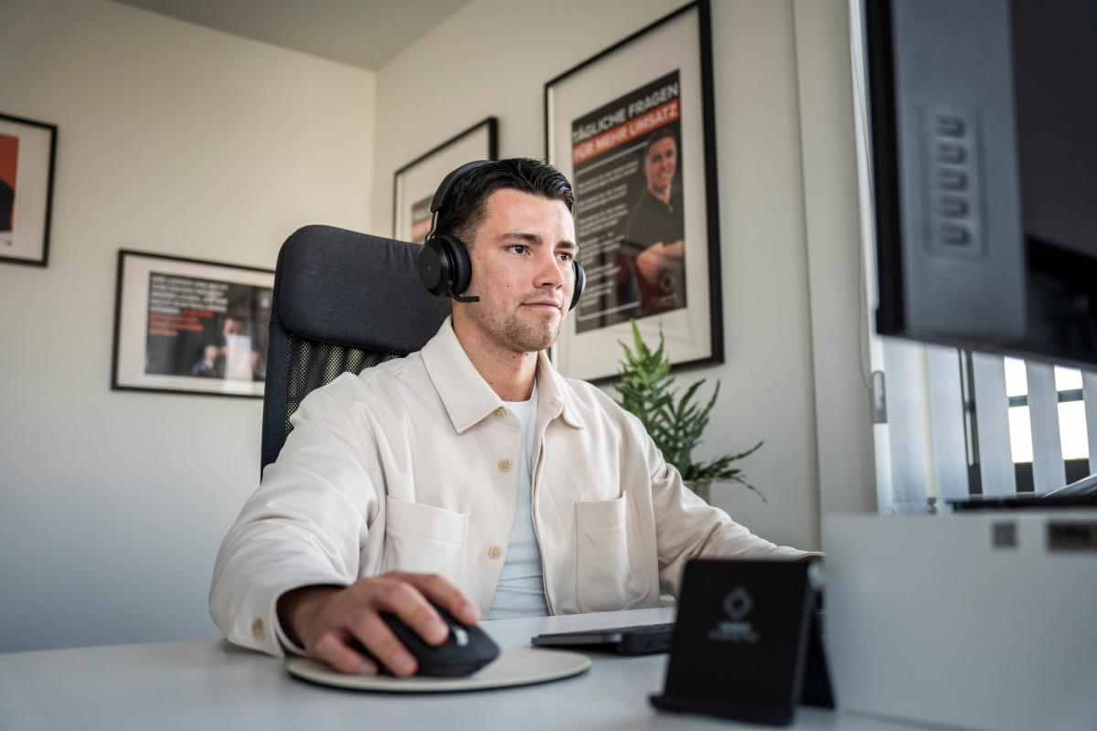Ein Mann arbeitet am Computer und analysiert Immobilien über Social Media.