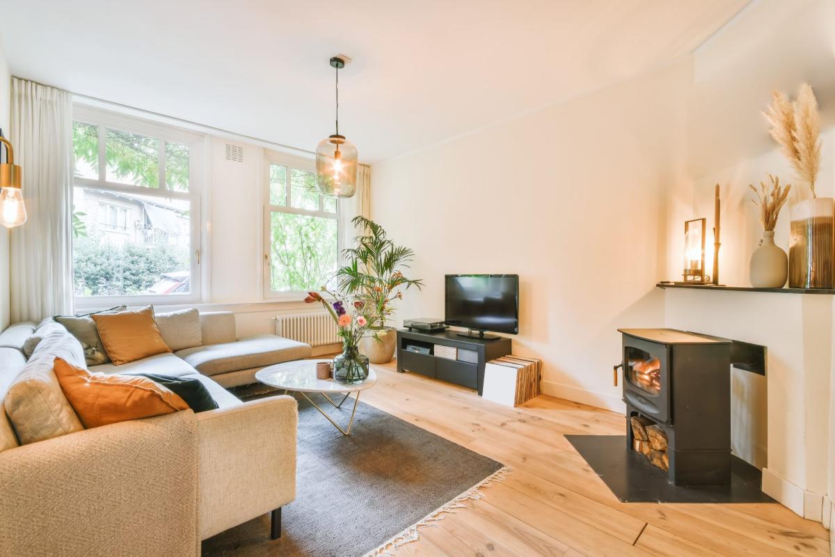 Helles Wohnzimmer mit moderner Einrichtung und gemütlicher Atmosphäre für Immobilienmarketing über Social Media.