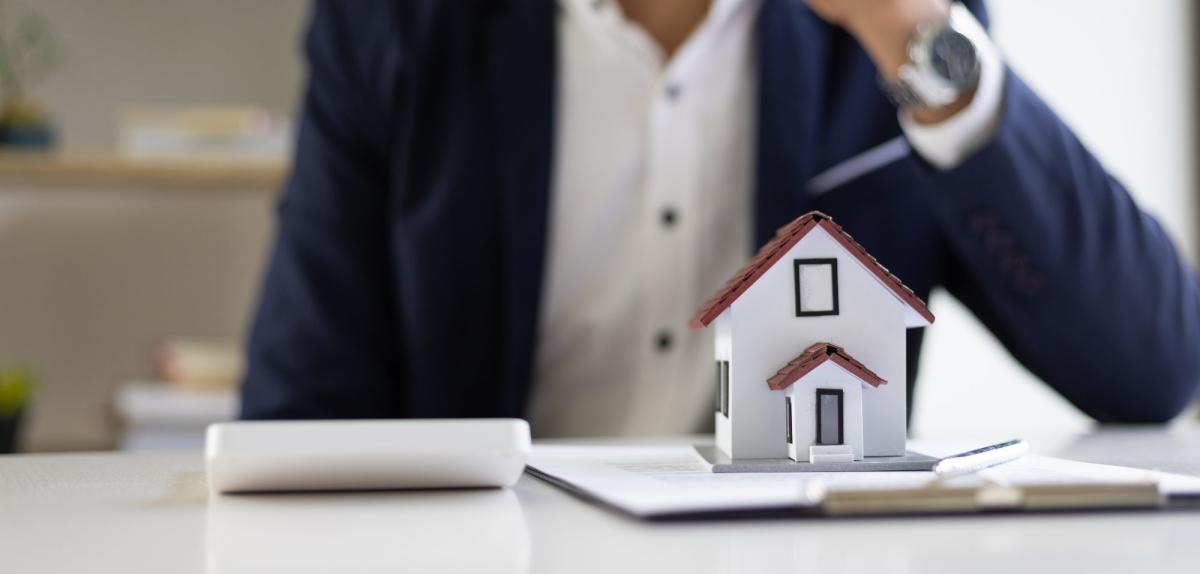 Ein Immobilienmakler denkt über Strategien nach, um kaufbereite Interessenten zu erreichen.