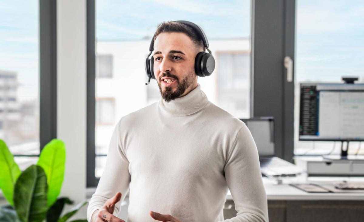 Mitarbeiter mit Headset führt ein telefonisches Vorqualifizierungsgespräch.