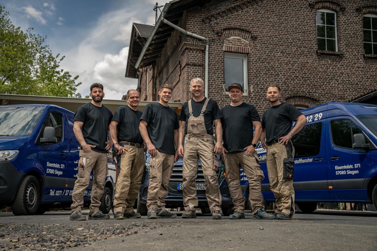 Der echte Handwerker trägt seine Arbeitskleidung, nicht das gebügelte Hemd.