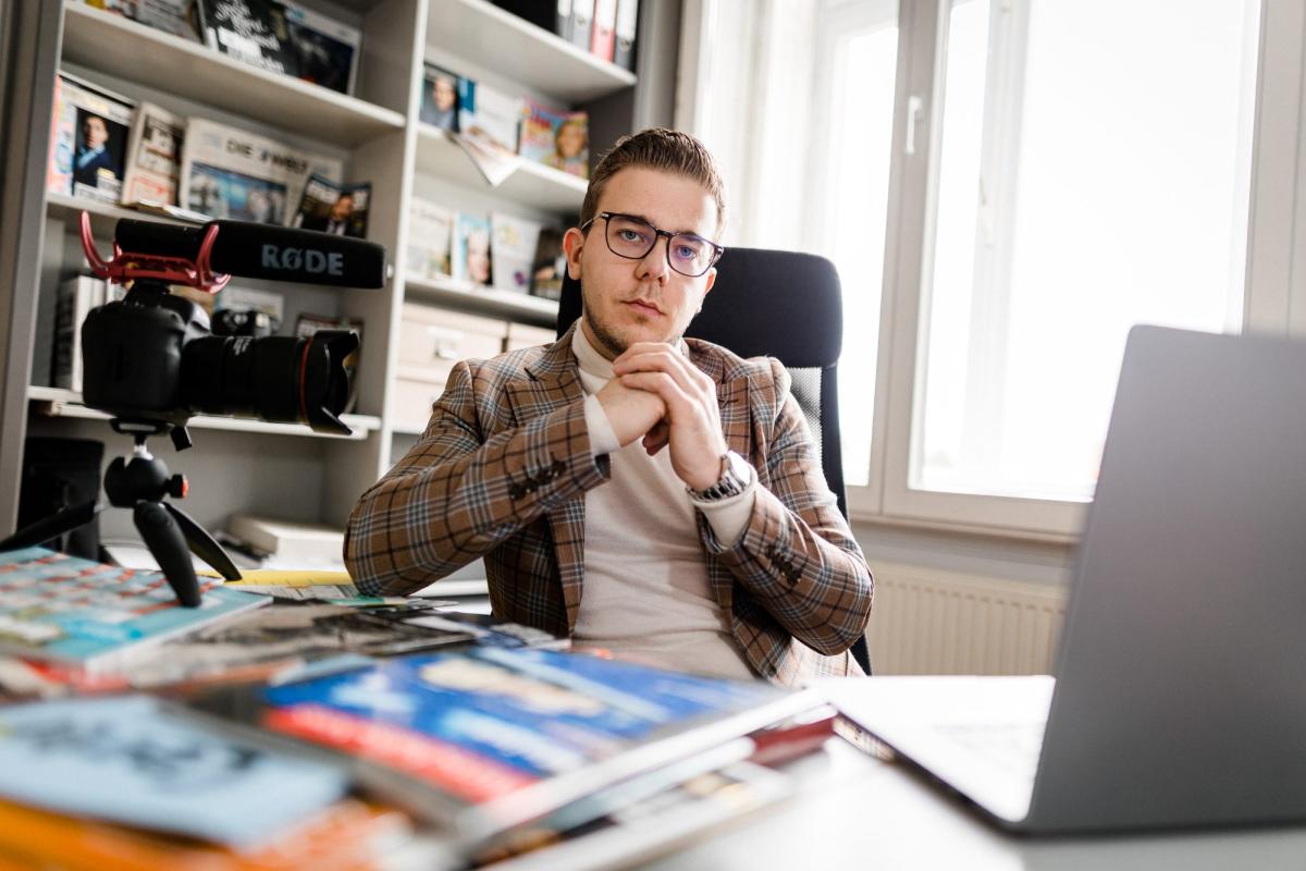 Mitarbeiter im Büro analysiert den JP Performance PR-Skandal.
