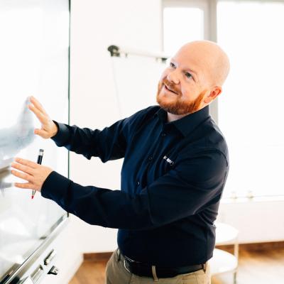 Vom bekannten Börsenyoutuber und Finanzcoach zum anerkannten Börsenexperten in den Medien
