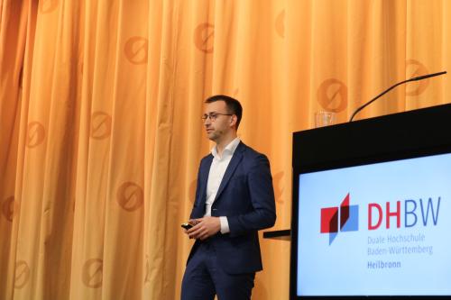 Marius Kurz als Redner beim Symposium der DHBW Heilbronn