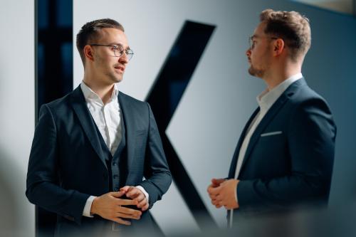 Marius Kurz (links) und Simon Klein (rechts) im Büro der Kurz und Klein GmbH in Heilbronn