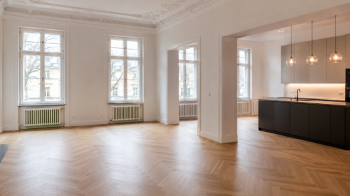Hochwertig renovierte Altbauwohnung mit Fischgrätparkett in München.