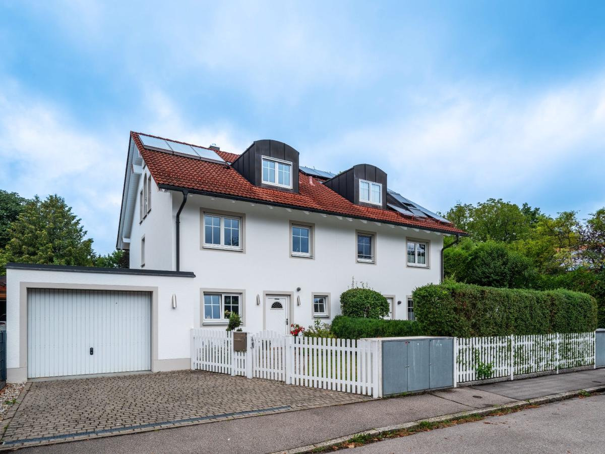 Ein schönes Einfamilienhaus mit gepflegter Fassade und Garten, ideal für einen Fassadenanstrich.