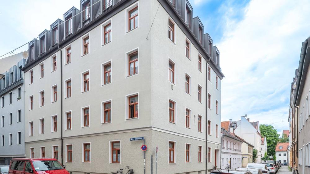 Eckansicht eines Gebäudes mit frischem Fassadenanstrich in München.
