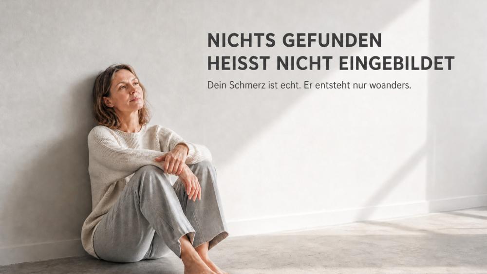 Eine Frau sitzt nachdenklich an der Wand und reflektiert über noziplastischen Schmerz.