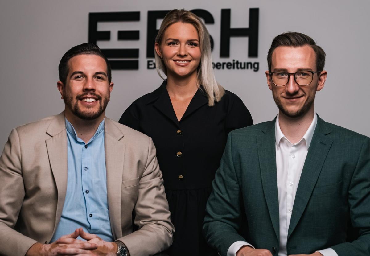 Das Team von ESH für den Vorbereitungskurs Steuerberater lächelt freundlich.
