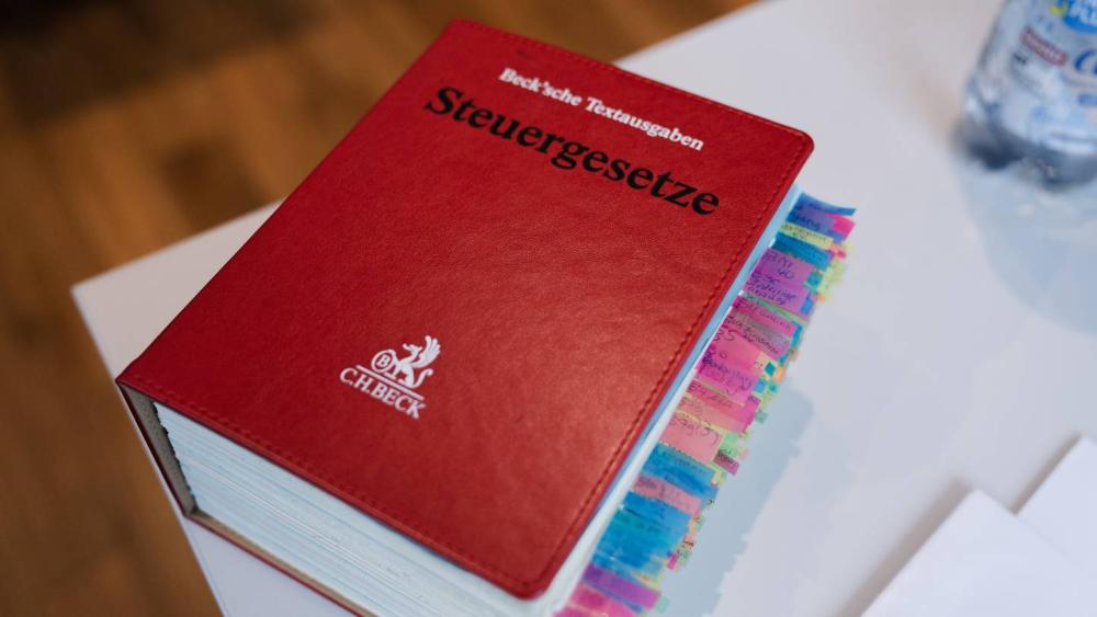 Das Buch 'Steuergesetze' ist ein wichtiges Hilfsmittel für die Steuerberaterprüfung.
