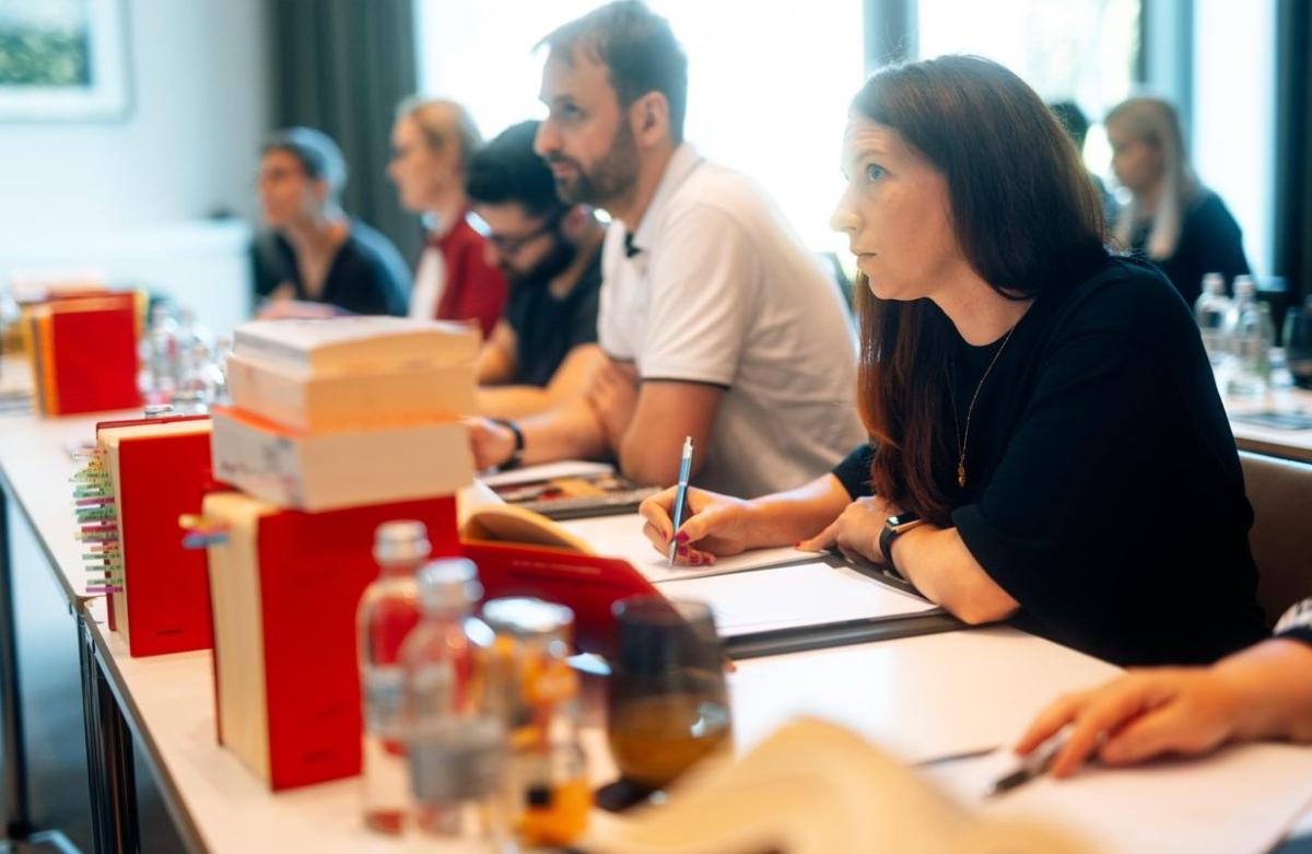 Teilnehmer an der Steuerberaterprüfung 2025 während einer Sitzung.