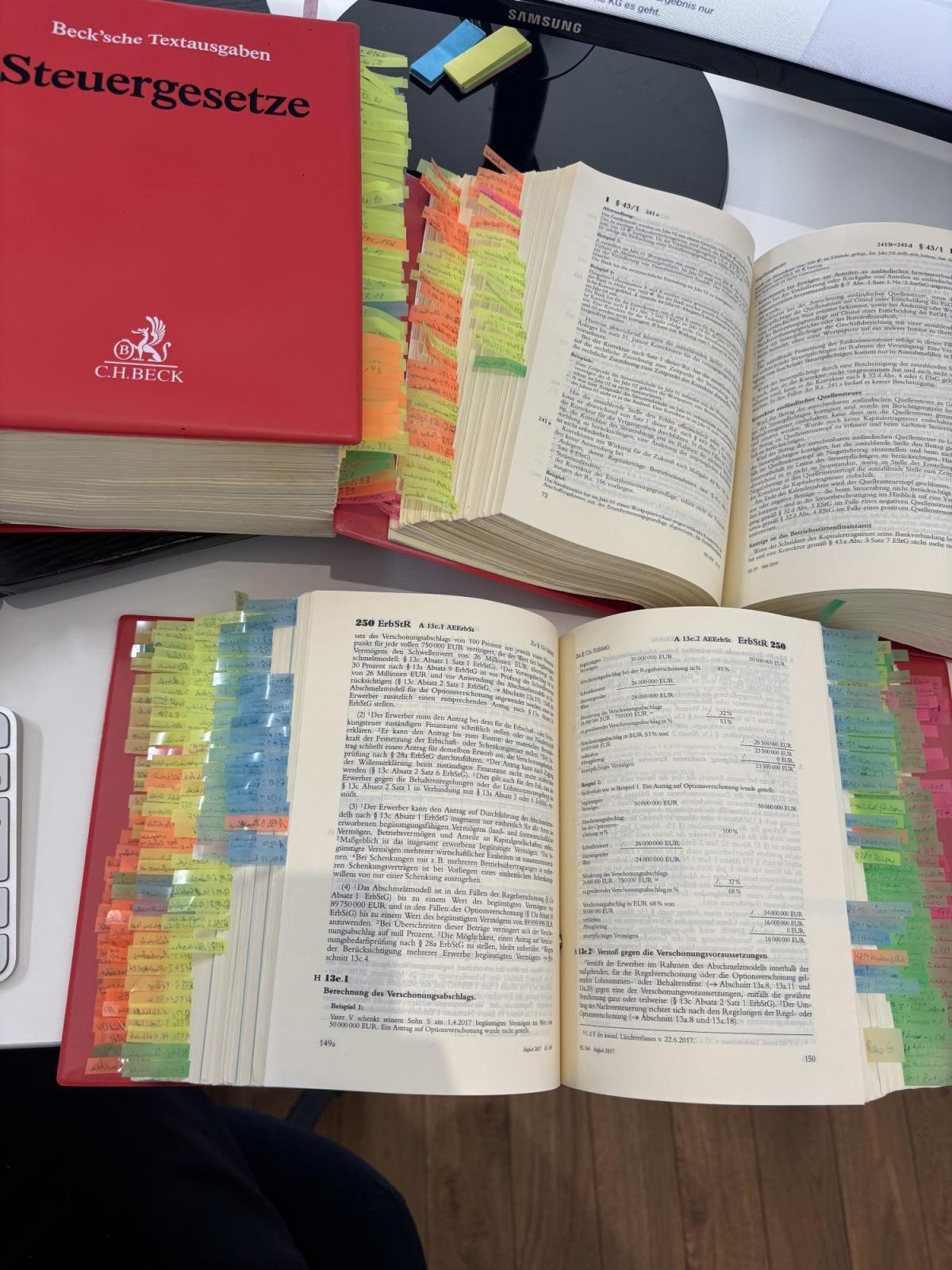 Aufgeschlagenes Gesetzbuch mit bunten Markierungen für das Steuerberaterexamen.