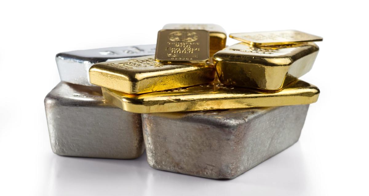 Gold- und Silberbarren, die die Gold-Silber-Strategie für Investitionen repräsentieren.