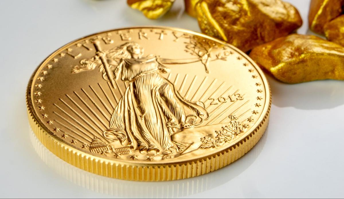 Eine Goldmünze als Anlageoption neben anderen Edelmetallen.