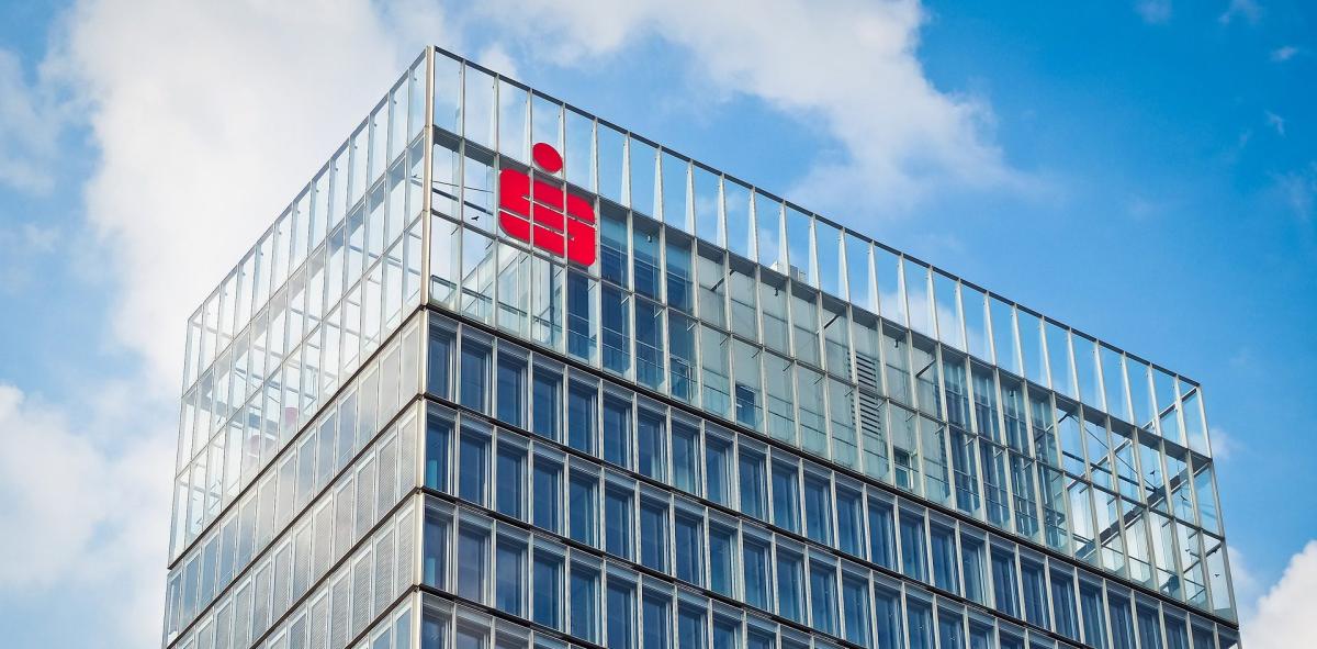 Moderne Bankseite zeigt das Logo eines Finanzinstituts, das wichtige Aspekte von Bankberatern und Geldanlage thematisiert.