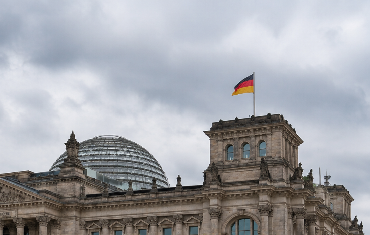 Reichstagsgebäude in Berlin mit deutscher Flagge, wichtig für die Rentenreform 2025.