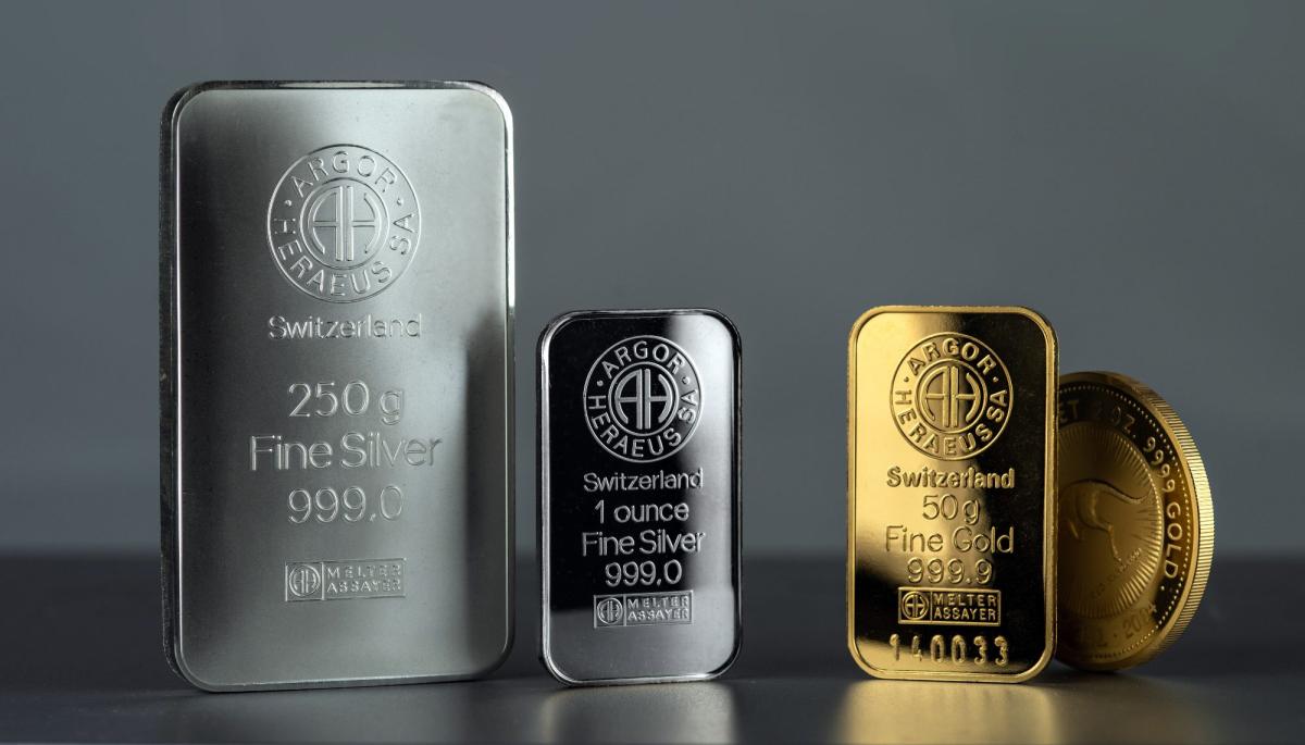 Edelmetalle Gold und Silber in Form von Barren und einer Münze.