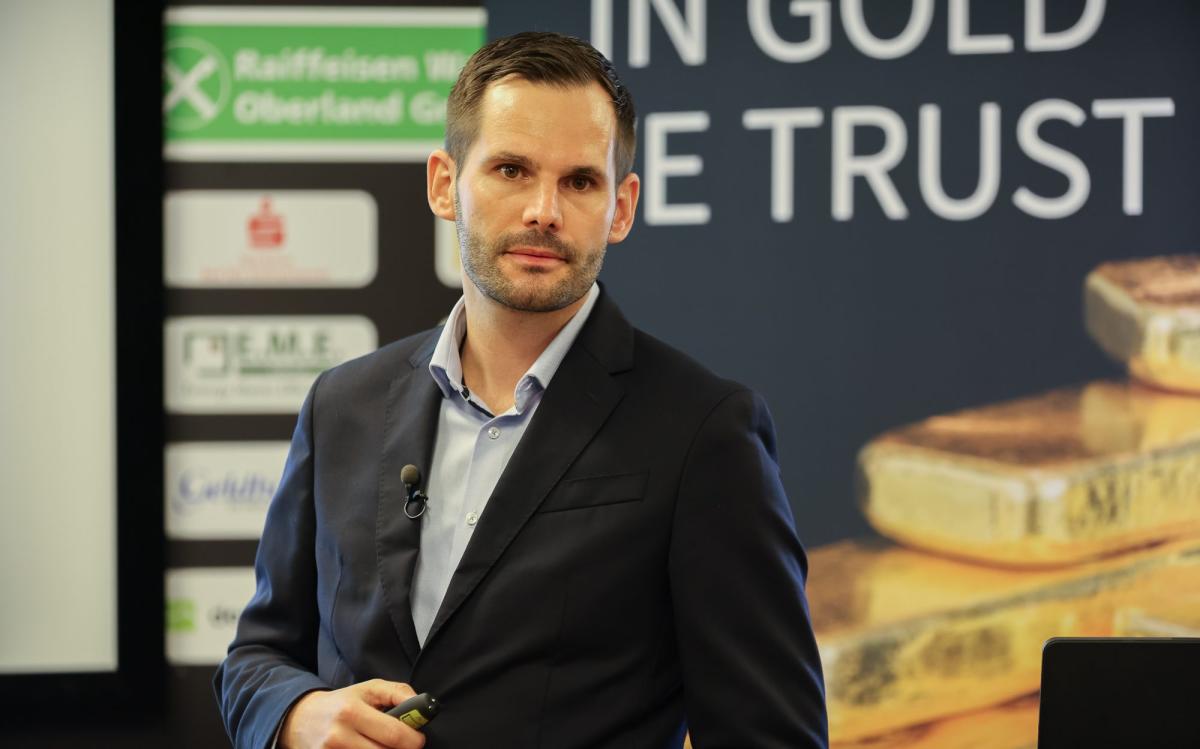 Experte hält Präsentation über Gold kaufen und Lagerkosten.