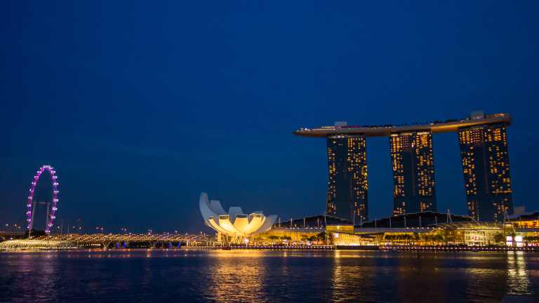 Blick auf die Marina Bay in Singapur bei Nacht, ideal für Goldlagerung.