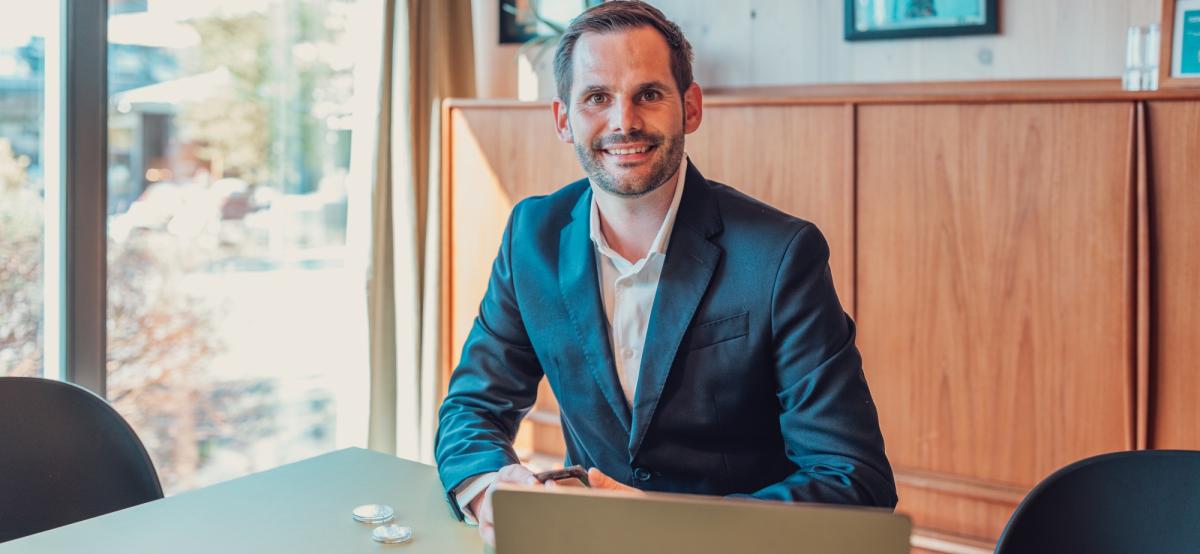 Benedikt Hausler unterstützt Anleger dabei 6-7 stelligen Summen in Gold & Silber zu investieren und sicher international zu lagern!