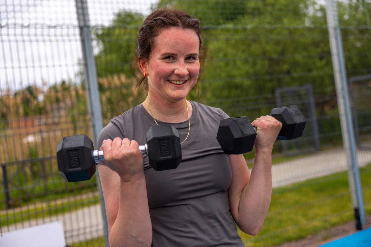 Glückliche Mama, die endlich mit ihren Kindern mithalten kann