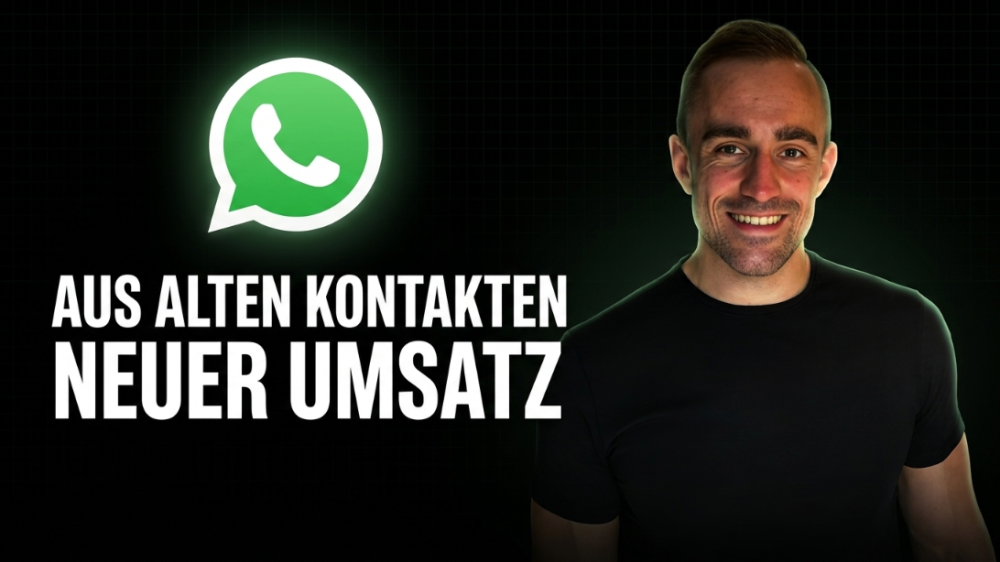 Mann lächelt neben dem WhatsApp-Symbol, Thema: aus alten Kontakten neuer Umsatz.