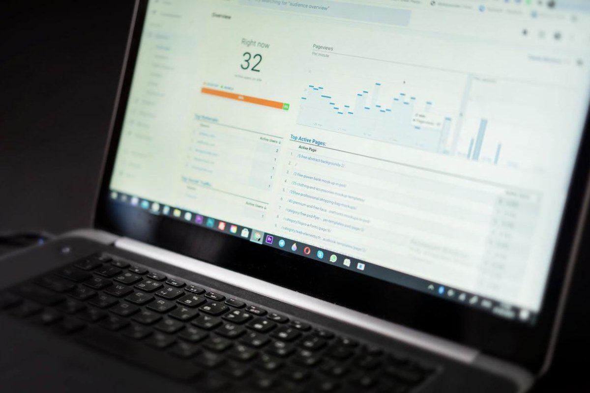Laptop mit Auswertungs-Dashboard zur laufenden Optimierung einer Meta-Kampagne.