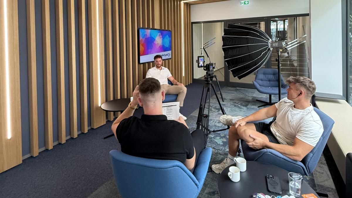 Zwei Personen diskutieren in einem modernen Studio über Social Media für Banken.