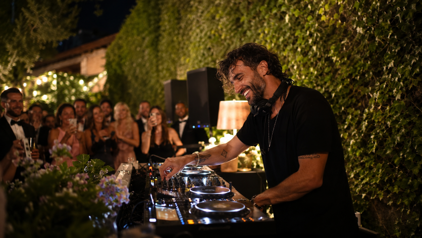 Ein DJ spielt auf einer Hochzeitsfeier und zeigt authentische Persönlichkeit.
