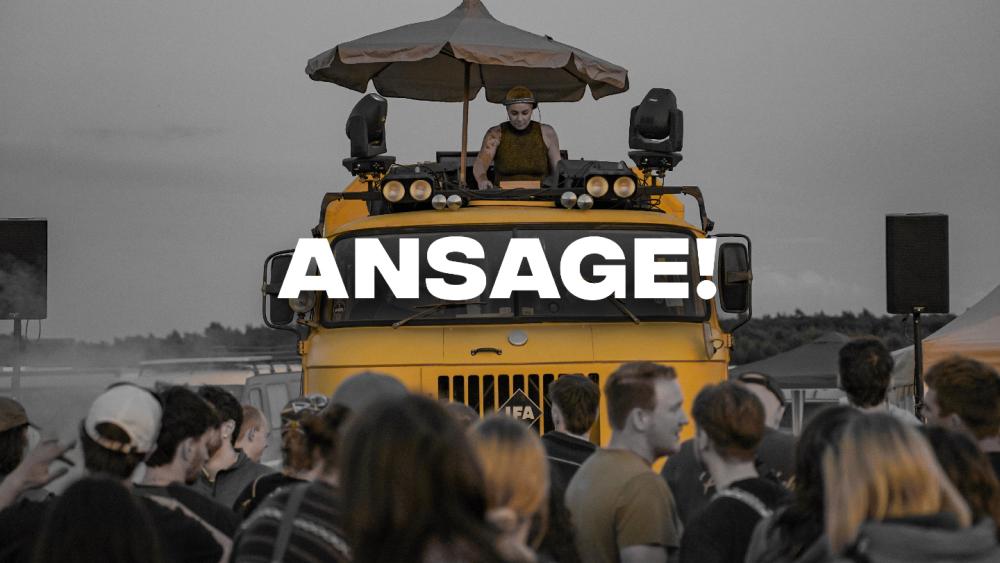 DJ auf einer Bühne an einem Festival mit authentischen Einblicken.