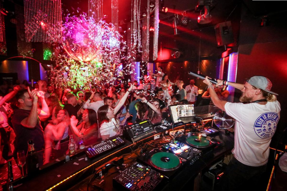 DJs scheitern nicht an Skills, sondern&nbsp;weil sie keine klaren Ziele haben, kein Netzwerk aufbauen und Marketing ignorieren.