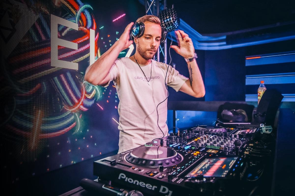 DJ Gage 2026: Ein DJ bei einem Auftritt am Pult mit Kopfhörern.