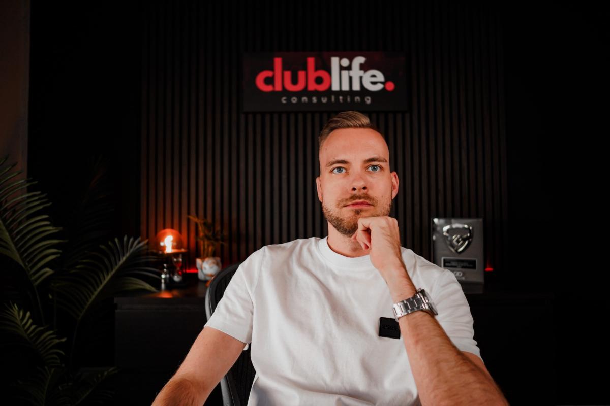 Mann denkt nach über DJ Buchungen in einem Coaching-Setting.