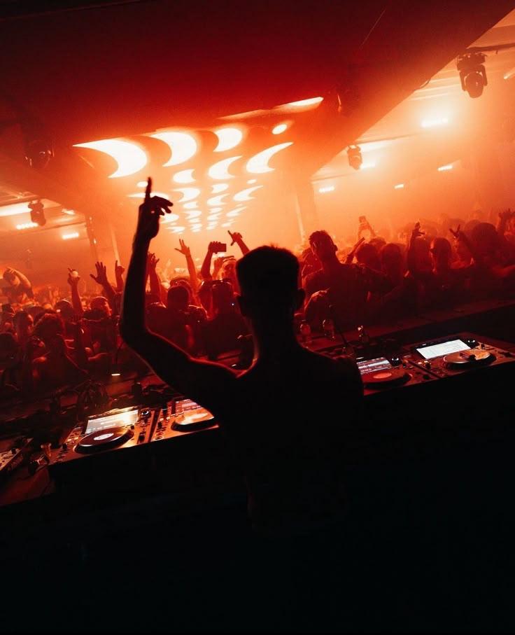 So kann es in den Clubs aussehen. Wenn man als DJ dafür auch infrage kommt.