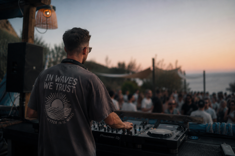 DJ, der beim Sonnenuntergang in einer entspannten Atmosphäre auflegt, zeigt Personal Branding.