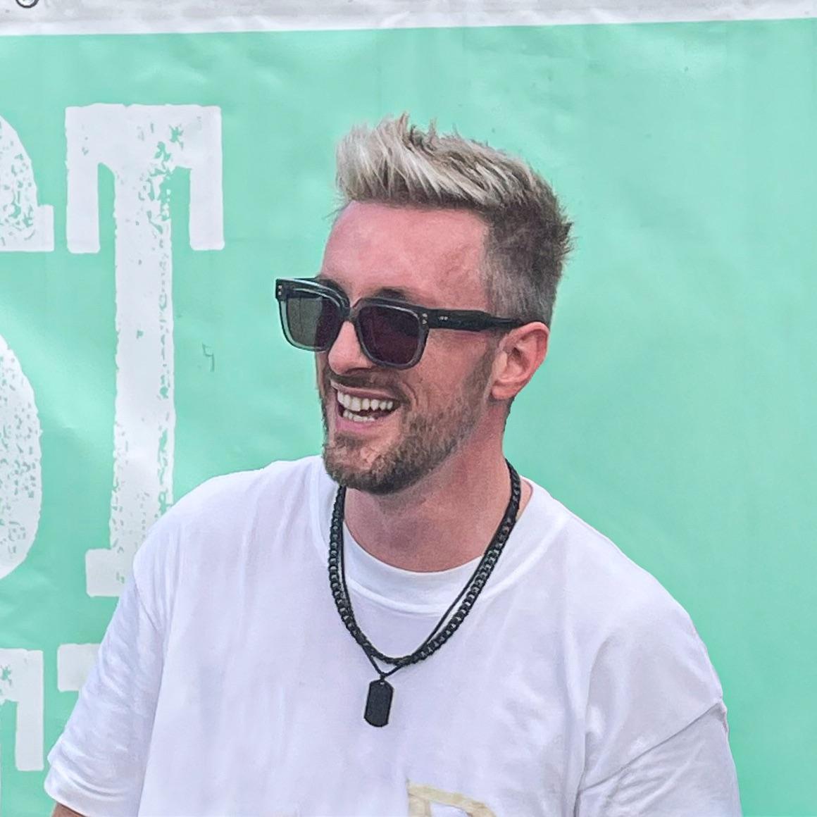 Jerome lächelt glücklich bei einem Festivalauftritt und spricht über seinen Durchbruch als DJ.